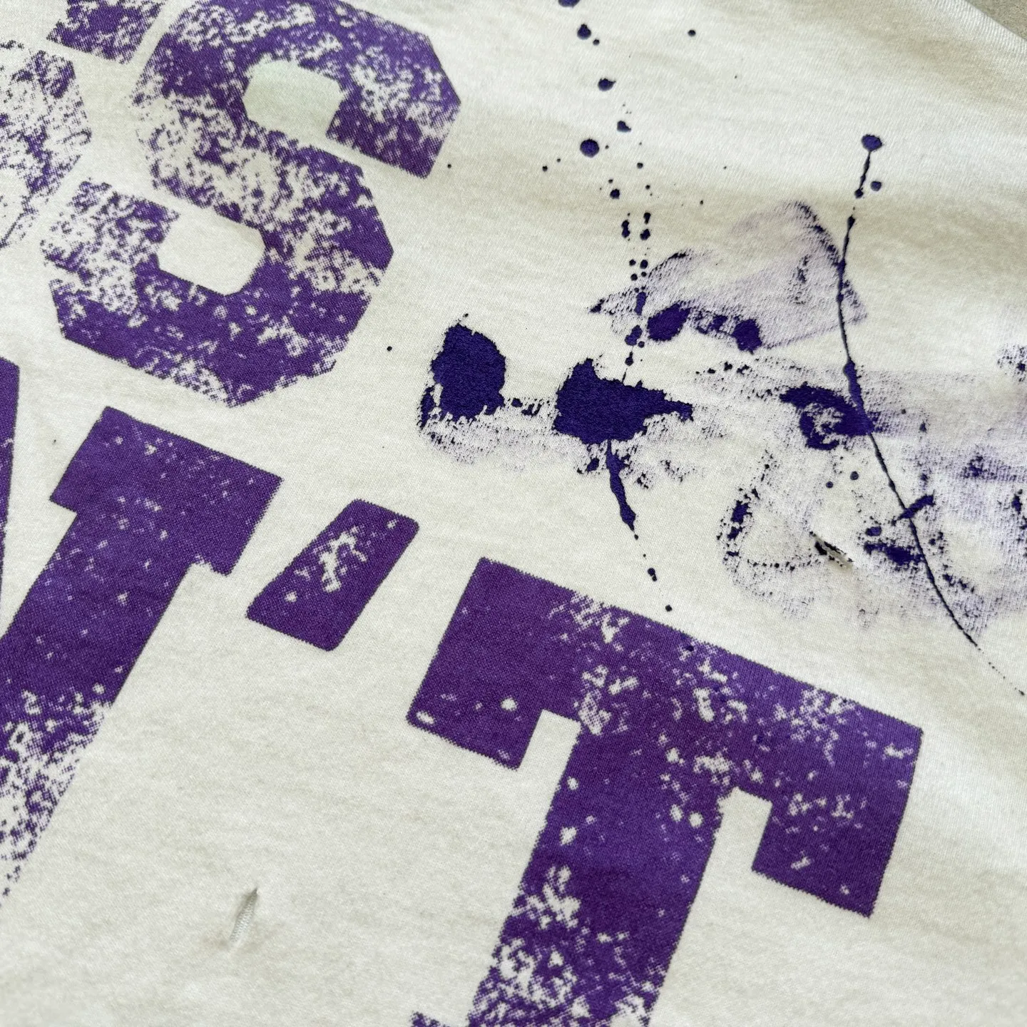 P138 #【Two Colors】CTS-108 Saint Street Dirty street graffiti style T-shirt. Ready-made hand-painted splash ink + multi-position manual destruction + heavy Assute fermentation mill spray horse wash process. Full of retro and high-end feeling. Size: S M L XL